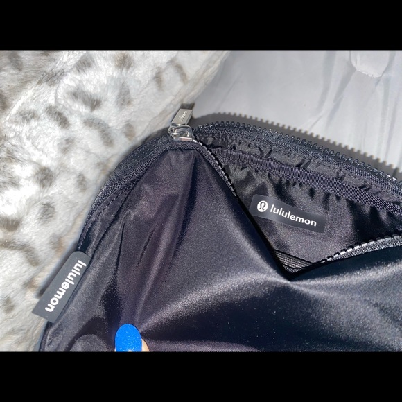 NWT LULULEMON EVERYWHERE BELT BAG - Picture 9 of 17